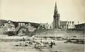 L'église et le bourg de Saint-Michel-en-Grève vus de la plage au début du XXe&nbsp;siècle (carte postale).