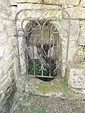 La source au pied de la tour du château.