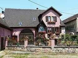 Ancienne maison de viticulteur située sur la rue Principale rénovée et décorée.