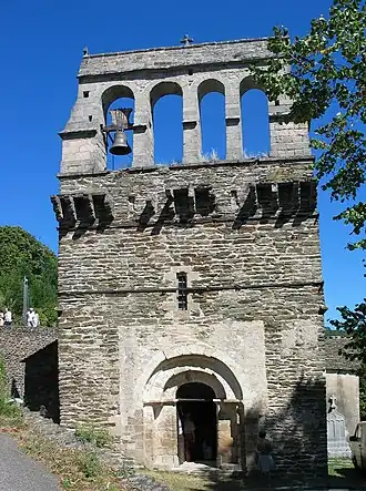 Façade de l'église romane.