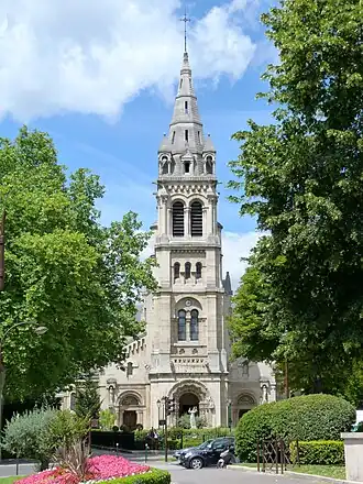Façade de l'église Saint-Pierre.