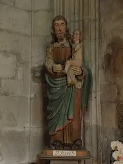 Photographie d'une statue de saint.