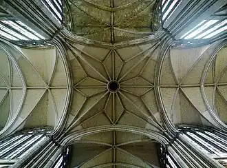 Voûte du grand transept, en forme de fleur, soutenue par quatre énormes piliers.