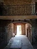 Vue de l'entrée du manoir depuis l'escalier monumental