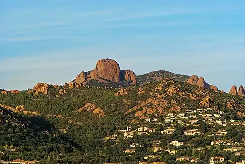 Le Saint-Pilon (442&nbsp;m) vu d'Agay.