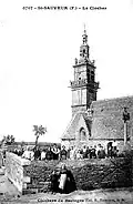 Saint-Sauveur (Finistère) : le clocher de l'église et le calvaire vers 1930 (carte postale Émile Hamonic).