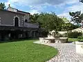 Jardin entre mairie et église et galerie à arcades (août 2015).
