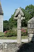 Croix située sur le mur de l'enclos paroissial).