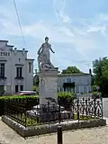 Le monument aux morts, face à l'église (juin&nbsp;2009)