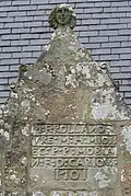 Chapelle Notre-Dame de Trévarn : inscription au pignon du transept méridional.