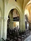 Grandes arcades.
