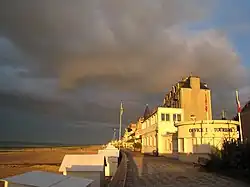 Sur le front de mer, lumière du soir.
