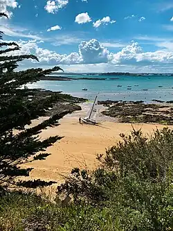 La plage de la Grande Salinette en contrebas, …