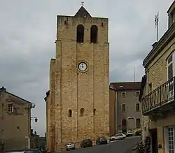 Son clocher-donjon.