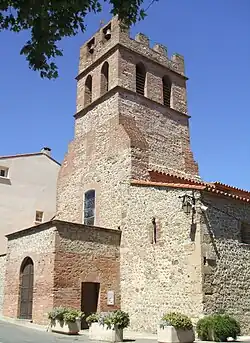 L'Abbatiale Saint-Étienne de Saint-Estève et son clocher, surhaussé au XIXe&nbsp;siècle.