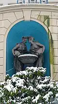 Fontaine située à l'arrière de l'édifice et surnommé "Les cranques", commères en parler gaga