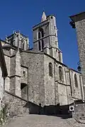 Vue de la partie sud-ouest de la collégiale avec l'escalier d'accès au portail avec les chapelles Saint-François (XVIIe siècle) et Sainte-Cécile (milieu du XVIe siècle).
