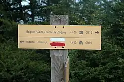 Saint-Étienne-de-Baïgorry, marque du GR 10 au col d'Harrieta (808 m).