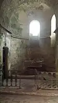 Fonts baptismaux et l'accès au puits.