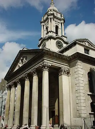 L’église vue depuis Saint George Street.