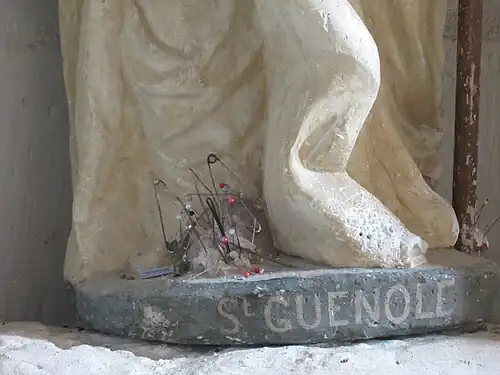 Détail des pieds piqués d'aiguilles probablement par des jeunes filles cherchant l'âme sœur (2012).