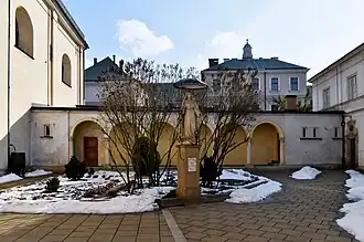 Cour devant l’église