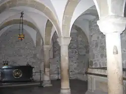 Sarcophages de Jean III Sobieski et de sa femme Marie Casimire Louise de La Grange d'Arquien  (à droite derrière le pilier).