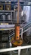 Vue détaillée de l'alambic Vendome surmonté de sa colonne de rectification
