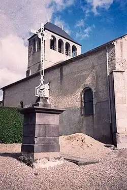 Saint-Martin vue de face avec une des nombreuses croix présentes dans la commune