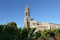 Église vue de la place de la mairie