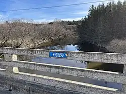 Panneau sur le Pont Veillette, poutres en béton armé (1943), route du Pont Veillette
