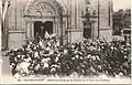 La bénédiction des pèlerins par les évêques sur le parvis de la basilique vers 1930.