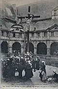 Le calvaire du cloître et la croyance traditionnelle consistant pour les jeunes filles à parvenir à planter une épingle dans la croix afin de se marier dans l'année.