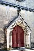 Le portail de l'église surmonté de la devise liberté égalité fraternité (août 2011).