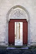 La porte latérale surmontée de la devise liberté égalité fraternité (août 2011).