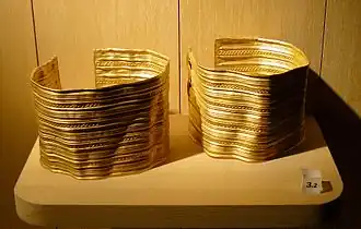 Bracelets en or de la tombe à char de la Butte à Sainte-Colombe-sur-Seine (Hallstatt final / Musée d'archéologie nationale français).