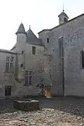 L’entrée de la cour et mur sud de la nef.