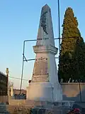 Le monument aux morts devant l'église (fév.&nbsp;2010)