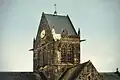 Le mannequin de John Steele et son parachute sur le clocher de l'église de Sainte-Mère-Église.