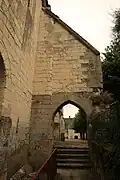 Mur d'enceinte (à droite).