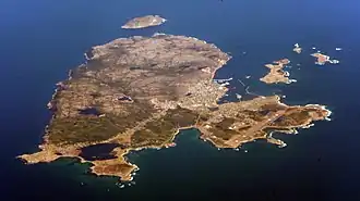 Photo aérienne de l'île de Saint-Pierre avec l'île aux Vainqueurs, tout à fait à droite