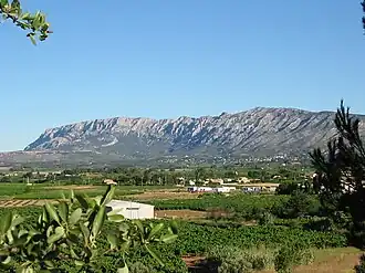 La montagne Sainte-Victoire, dans l'est.