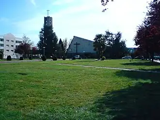 L'église Sainte-Jehanne-de-France.