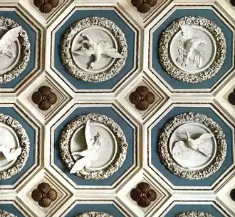 Sala degli Uccelli au Palazzo del Giardino à Parme avec plus de 250 cocardes en stuc individualisées représentant des oiseaux.