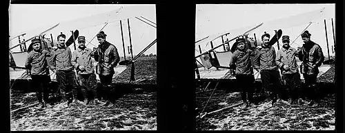 Groupe de mécaniciens posant devant un avion biplan Caudron dans un champ d'aviation près de Saleux en 1915, sans doute à Pont-de-Metz