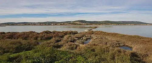 Vue sur les salins et le massif de la Gardiole au nord