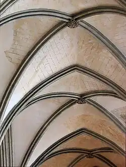 Voûtes d'ogives anciennes à quatre nervures de la cathédrale de Salisbury, avec un simple bossage en pierre sculpté au point de rencontre des nervures (1220-1258).