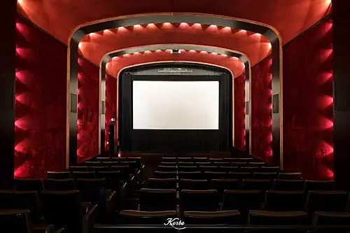 La salle no 3 est composée d'une voûte en anse de panier et de fauteuils club aux tons rouge moiré.