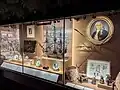 Vitrine consacrée à la culture et à la consommation du café au XVIIIe siècle.