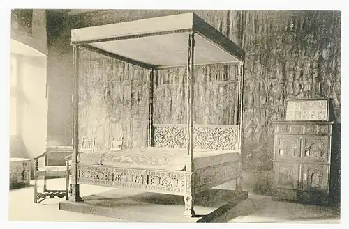 Lit d'Antoine de Lorraine, bois de lit sculpté, peint et doré, XVIe&nbsp;siècle, Mobilier national, déposé au Musée lorrain, à Nancy. Carte postale du premier tiers du XXe&nbsp;siècle.